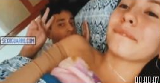 parejita de novios de prepa se graban en casa de sus padres