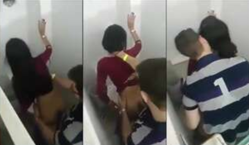 graban a alumna de prepa cogiendo en los baños con el profe