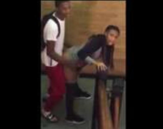 los cachan cogiendo en las escaleras del colegio y los graban