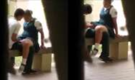 metiendole los dedos a su compañera de la prepa