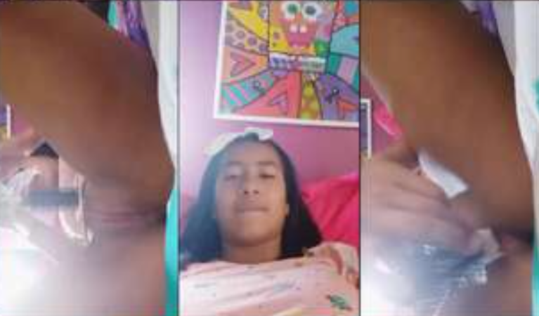 morrita colegiala le encanta grabarse desnuda en su habitacion y calentar a sus amigos