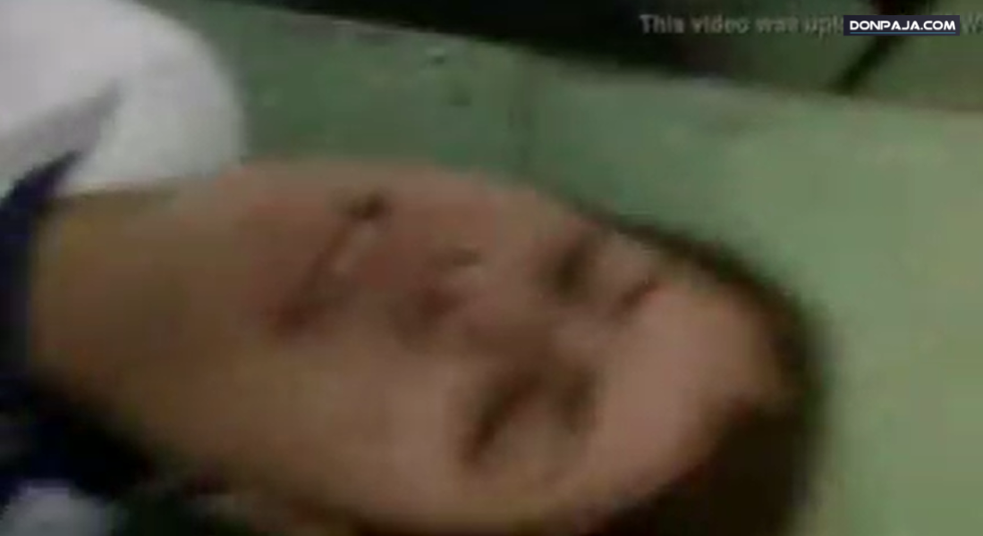 alumnos de prepa cogen entre todos a su compañera y la graban