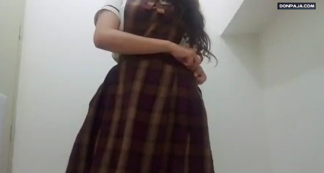 chavita colegiala se mete pepino a la panochita y mira que cachonda se pone