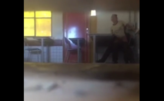 graban al profe de matematicas cogiendo a una alumna dentro del salon de clases