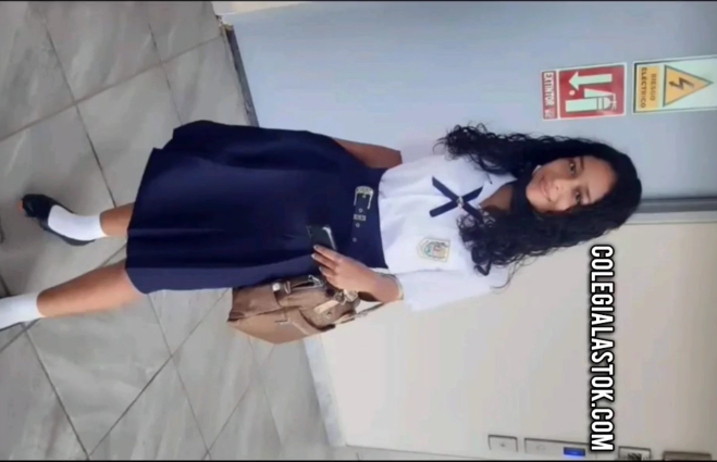 la chupa como una profesional esta morrita colegiala caliente
