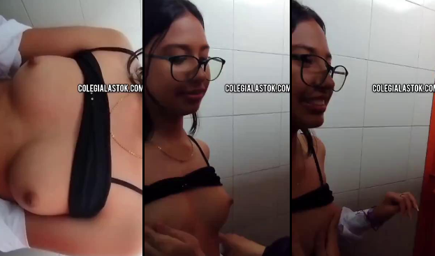 jovencita calenturienta enseñando las tetas en los baños del colegio