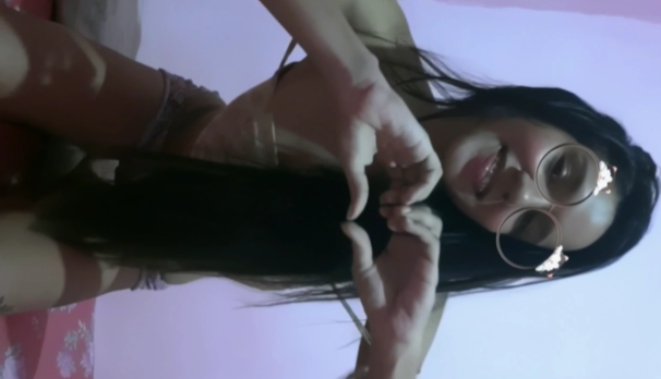 jovencita morenita se quita toda la ropa y queda completamente encueradita