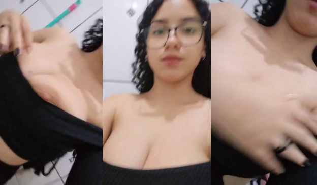 que ricas tetotas tiene esta hermosa jovencita putita que le gusta enseñar