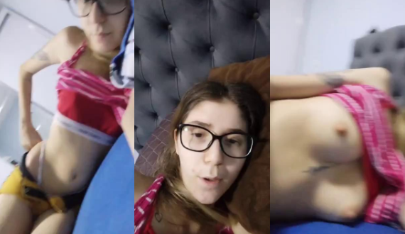 jovencita flaquita cachonda se pone traviesa en videollamada y comienza a enseñar