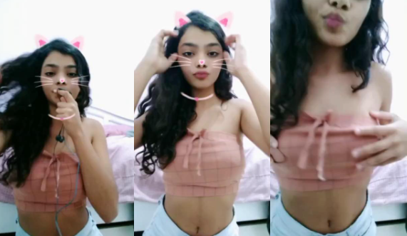 jovencita provocativa le enseñas las tetas a sus compañeros