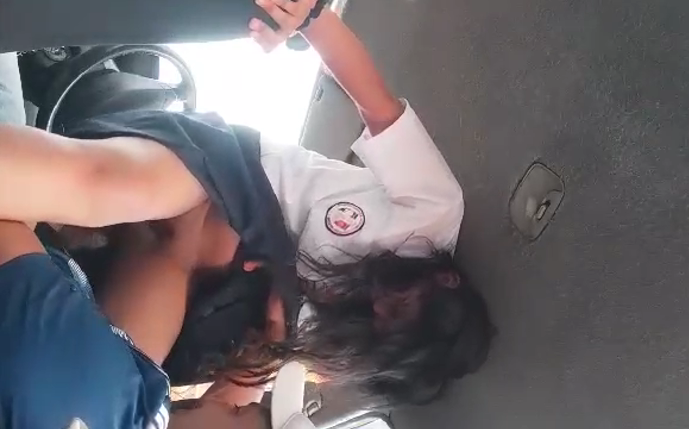 Estudiante cachonda cogiendo en el carro