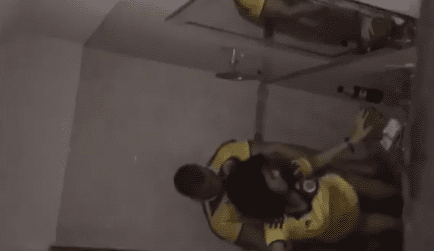 Los filman cogiendo en el baño y ni se percatan