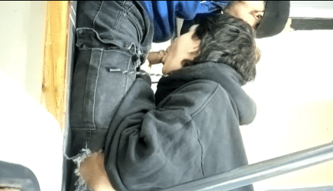Jovencita traviesa quiere hacerle sexo oral al novio en el colegio