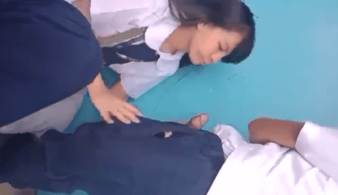 Le costaba al principio darle sexo oral y ahora no quiere soltarla de su boca