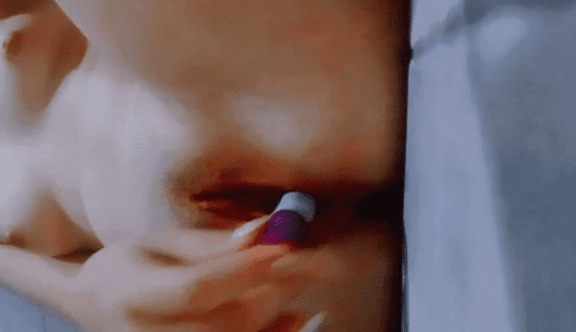 metiéndose un plumón en la panocha