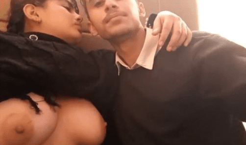 Jovencita Enamorada Se Deja Filmar y Acariciar los Senos