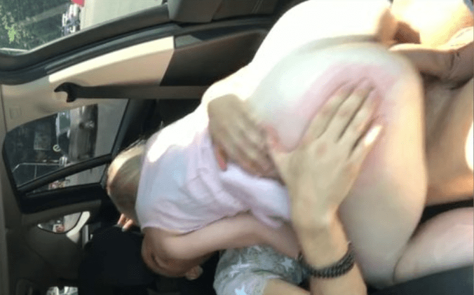 Cogiendo a una colegiala en el auto en pleno tráfico