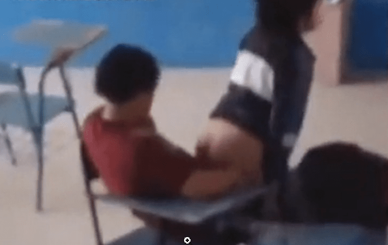 Alumnos captados en plena acción caliente en el aula