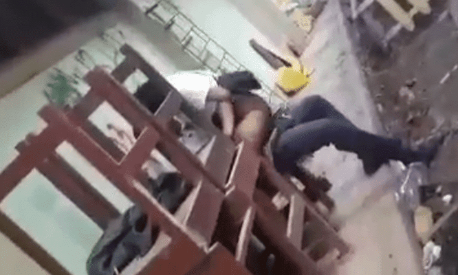 Alumnos pillados cogiendo detrás del aula