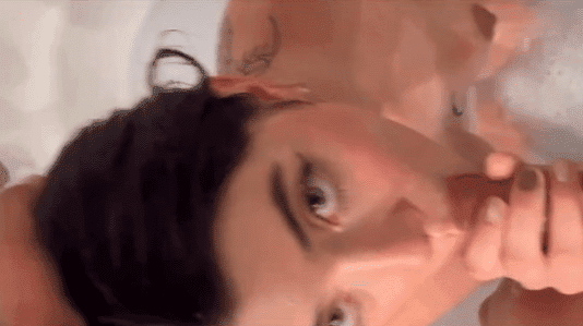 Sexo intenso en la tina con una sensual nalgona y tatuada
