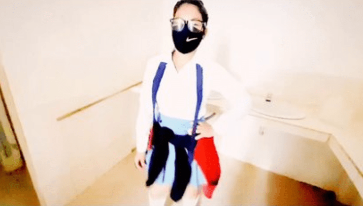Llegando de la escuela la jovencita nalgona se deja follar