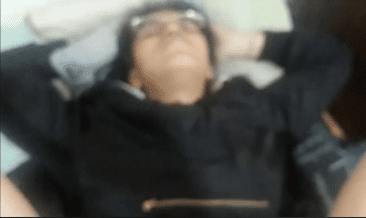 Cogiendo bien abierta de piernas a una morrita velludita tonta