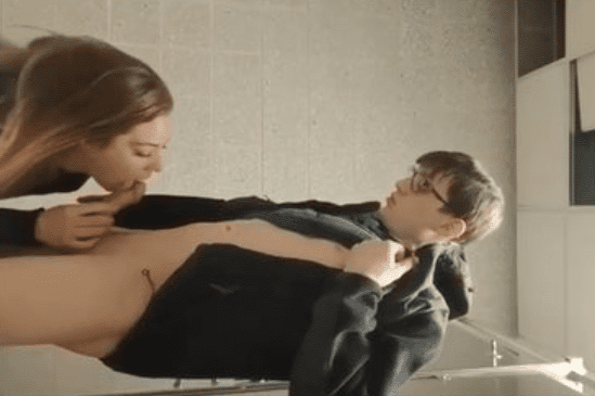 Colegiala yanqui mamándosela en el baño a uno de sus compañeros