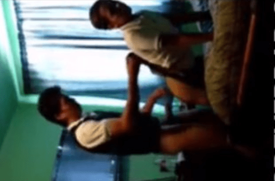 Le chupa la verga al chavo y luego la ponen en cuatro patas