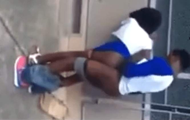 Follando a una chava colegial detrás de los salones