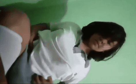 Chibola peruana se quita el uniforme y se pone provocativa