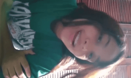 Que rico se toca la colegiala y no usa bragas