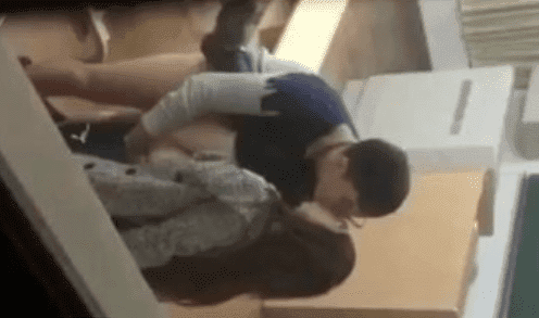 Cogiendo a una chibola peruana en el salón