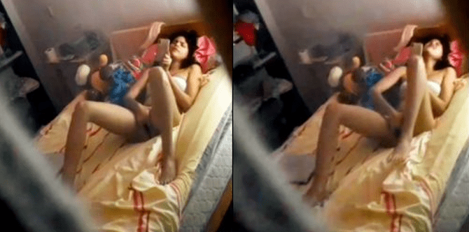 graba a su hermanita adolescente metiendose los dedos en su habitacion