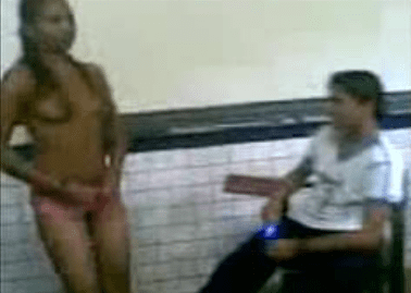 morrita de prepa super puta se desnuda en el salon frente a sus compañeros