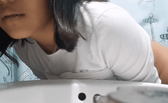 chavita colegiala se graba sin calzones en el baño de su casa