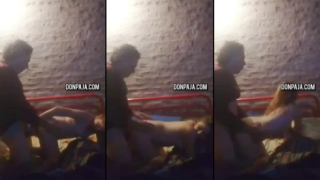 hermosa jovencita se deja coger de perrito por hombre maduro mugroso