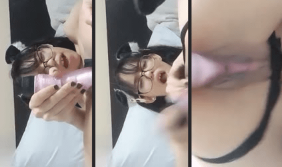 Increible chavita depravada masturbandose con tremendo vibrador