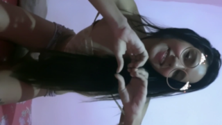 jovencita morenita se quita toda la ropa y queda completamente encueradita
