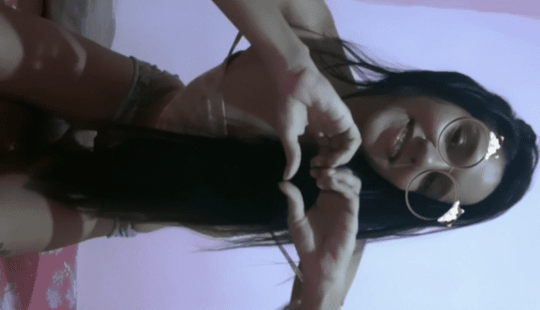 jovencita morenita se quita toda la ropa y queda completamente encueradita