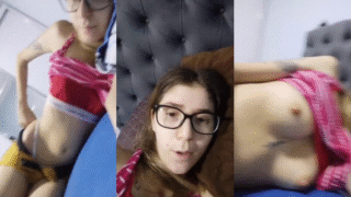 jovencita flaquita cachonda se pone traviesa en videollamada y comienza a enseñar