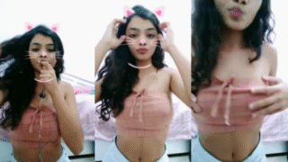 jovencita provocativa le enseñas las tetas a sus compañeros