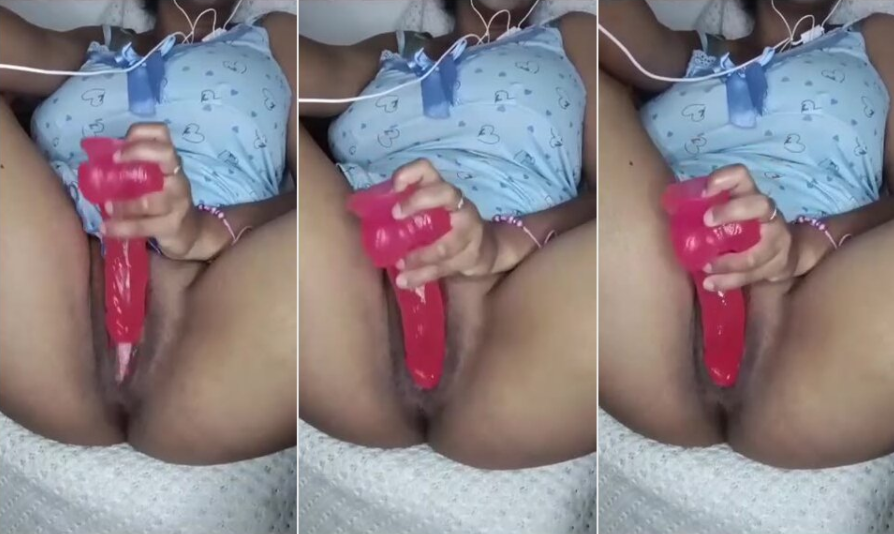 la jovencita mexicana se graba masturbandose con un dildo que la hace gemir delicioso