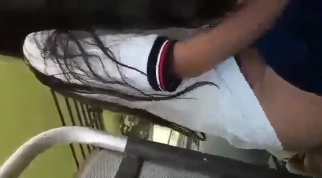 sus compañeros graban a la colegiala cogiendo con el novio en el transporte escolar