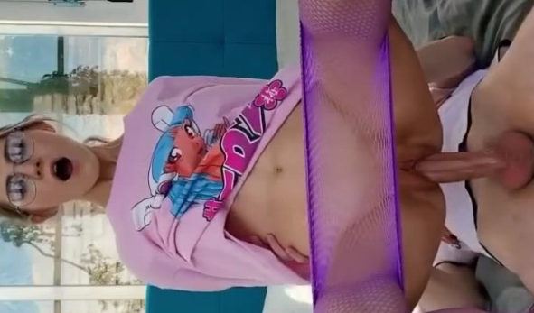 que deliciosa jovencita que le encanta grabarse mientras que se la cogen