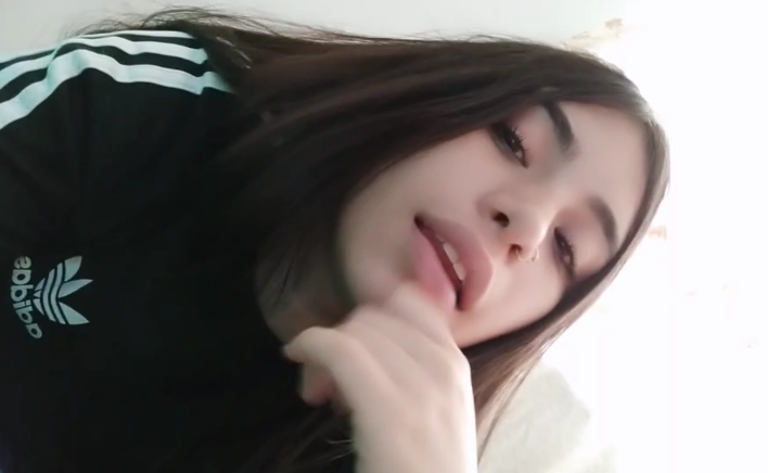 jovencita colegiala calenturienta se baja los calzones en transmision en vivo y deja ver su linda panocha