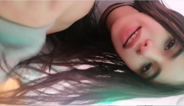 increible jovencita colegiala que se desnuda completa y enseña todo