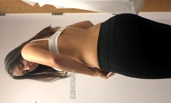 la jovencita se pone una tanga que le hace ver un par de nalgas increibles