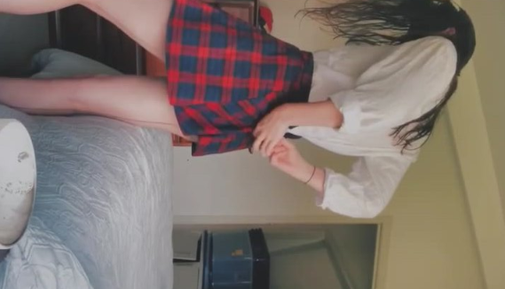 graban a la morrita colegiala cuando se esta cambiando y tiene un par de ricas nalgas