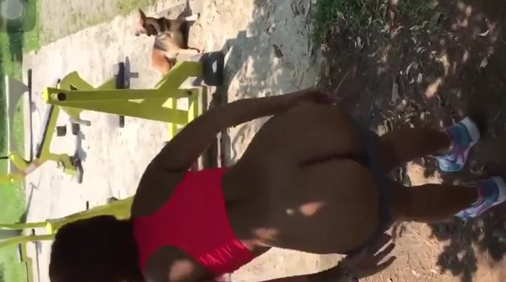 jovencita desmadrosa se desnuda en medio del parque a plena luz de dia