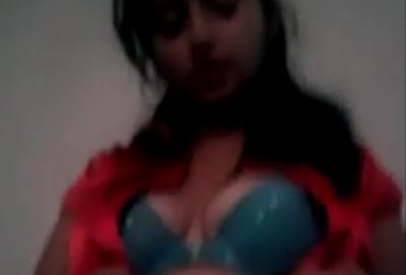 es increible ver que una colegiala de su edad tenga esas tremendas tetas